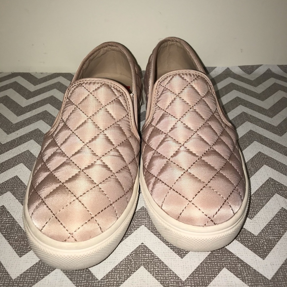 NEW Steve Madden slip Eccentric Slip On Sneakers